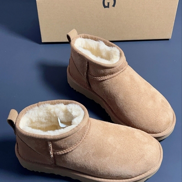 🥶🔥UGG Classic Ultra Mini Boot - Picture 1 of 6